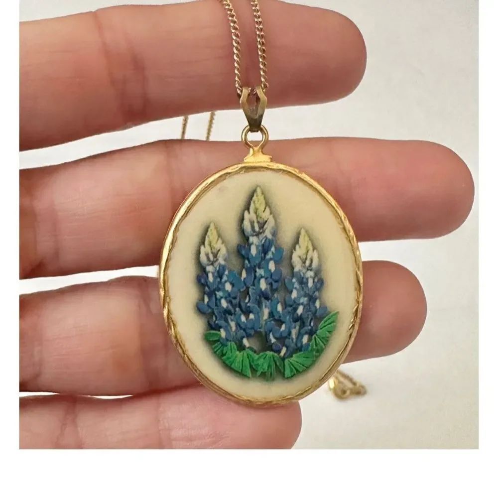 Gold tone blue bonnet pendant necklace